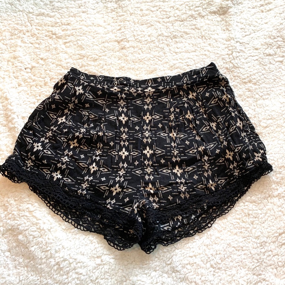 3/20$ Forever 21 Shorts Black Aztec Print Size M - Picture 2 of 11